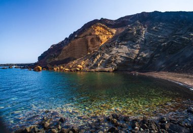 Sicilya 'daki Cala Pozzolana di Ponente sahilinde Monte Nero adlı Linosa volkanı manzarası.