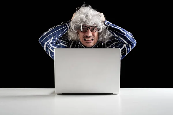 Ritratto Anziano Stressato Che Lavora Computer Portatile Seduto Tavolo Bianco — Foto Stock