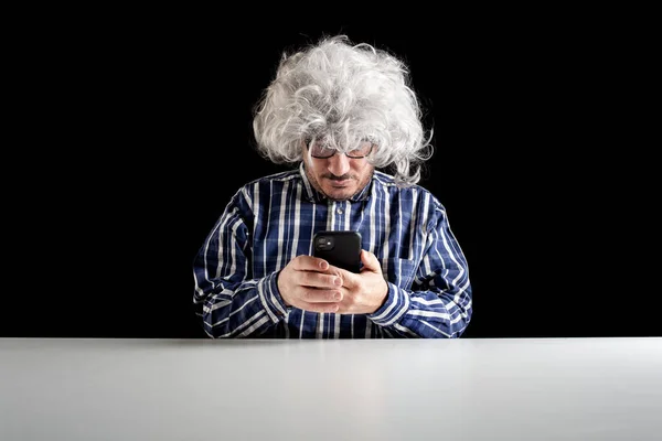 Ein Älterer Mann Typischer Boomer Tippt Sms Auf Seinem Smartphone — Stockfoto