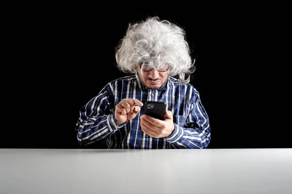 Ein Älterer Mann Typischer Boomer Tippt Sms Auf Seinem Smartphone — Stockfoto