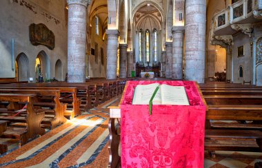 Gemona del Friuli, İtalya 'da Santa Maria Assunta Katedrali' nin içinde.