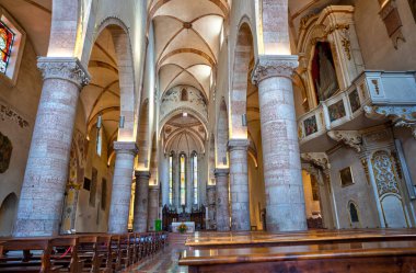 Gemona del Friuli, İtalya 'da Santa Maria Assunta Katedrali' nin içinde.