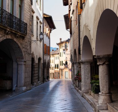 Gemona Caddesi 'nin tipik şehir kemerleriyle manzarası 