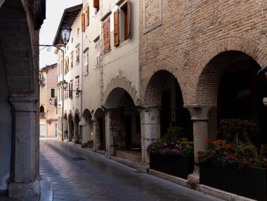 Gemona Caddesi 'nin tipik şehir kemerleriyle manzarası 