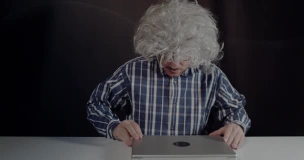 一个专心致志的暴发户聚精会神地坐在办公桌前 用黑色背景的笔记本电脑工作 — 图库视频影像