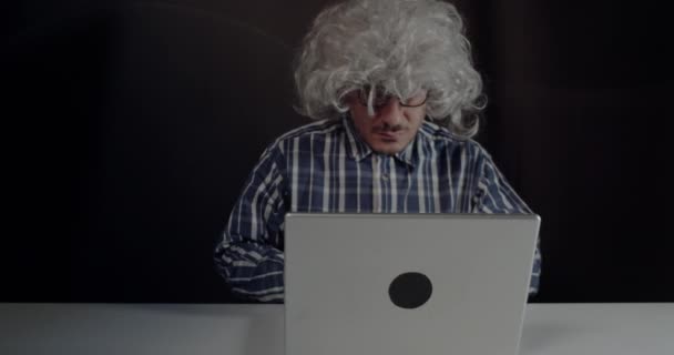 Boomer Concentrado Senta Mesa Trabalhando Computador Portátil Fundo Preto — Vídeo de Stock