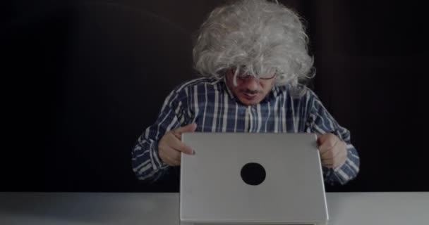 Homem Idoso Não Sabe Usar Computador Ele Segura Laptop Sua — Vídeo de Stock