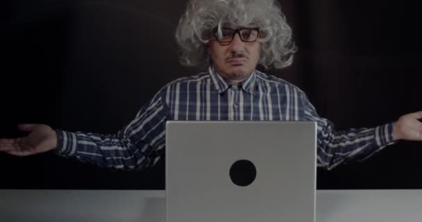 Seorang Pria Tua Boomer Yang Tidak Dapat Menggunakan Komputer Menyebar — Stok Video