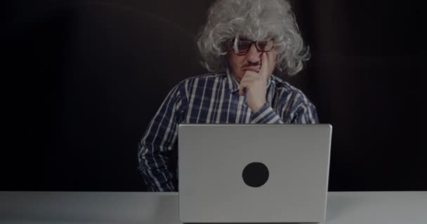 Anciano Hombre Serio Perdido Pensamientos Frente Una Computadora Portátil Boomer — Vídeos de Stock