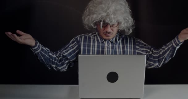 Ritratto Anziano Stressato Che Lavora Computer Portatile Seduto Tavolo Bianco — Video Stock