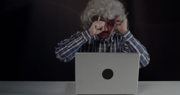 Portretul Unui Vârstă Frecându Ochii Obosiți Stând Fața Laptopului Masă — Videoclip de stoc