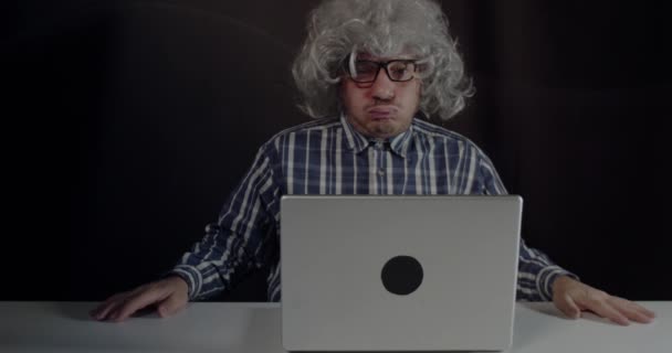 Старий Бумер Сидить Столі Хропіння Використовуючи Ноутбук Комп Ютера Чорному — стокове відео