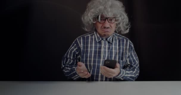 Zagubiony Starszy Typowy Boomer Nie Rozumie Jak Używać Smartfona Czarnym — Wideo stockowe