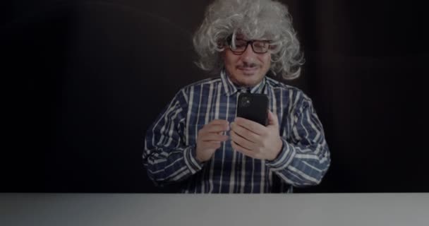 Usmívající Muž Sedí Stolu Videochat Mluvit Notebooku Černém Pozadí — Stock video
