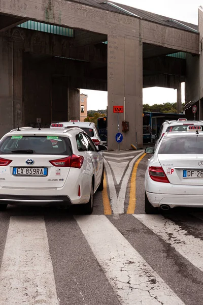 トリエステ イタリア 2021年9月20日にカティナーラ病院の隣に駐車タクシー車の表示 — ストック写真