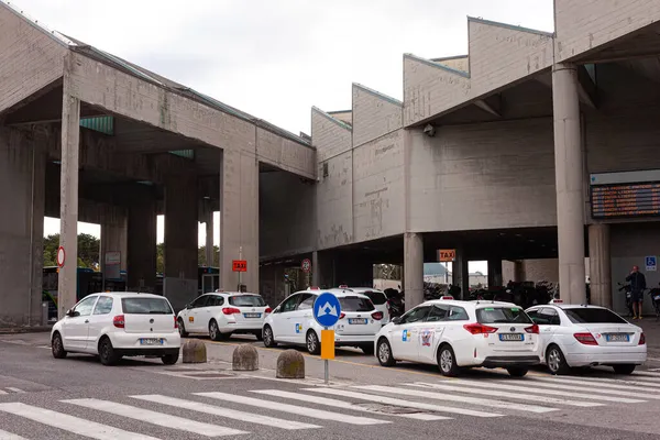 Trieste Settembre Veduta Dei Taxi Parcheggiati Accanto All Ospedale Cattinara — Foto Stock