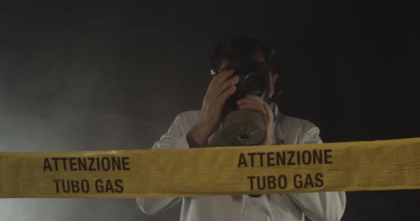 Een Medisch Ingenieur Met Een Antigasmasker Die Noodsituatie Stuurt Vluchtroute — Stockvideo