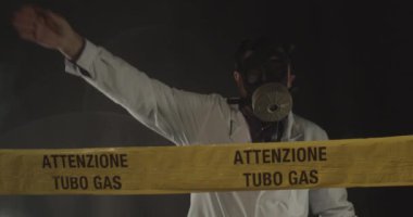 Gaz sızıntısı krizi konusunda deneyimli bir tıp mühendisi kaos sırasında acil durumu yönetiyor. Sarı bantta 
