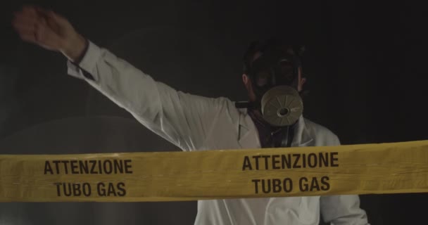 Ingeniero Médico Experimentado Crisis Fugas Gas Dirige Emergencia Durante Caos — Vídeos de Stock