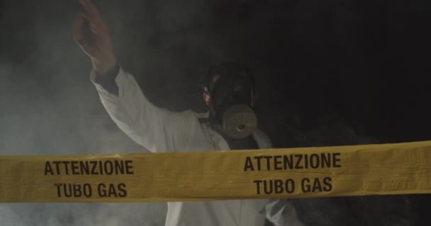 Een Medisch Ingenieur Met Een Antigasmasker Die Noodsituatie Stuurt Vluchtroute — Stockvideo