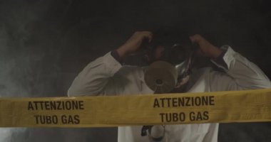 Gaz sızıntısında deneyimlenmiş gaz maskesi takan bir tıp mühendisi, kaos sırasında acil durumu yönlendiren bir kriz yaşıyor. Sarı bantta 