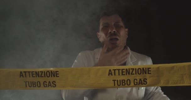 Ingeniero Médico Con Máscara Antigás Experimentado Crisis Fugas Gas Dirige — Vídeo de stock