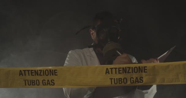 Engenheiro Médico Vestindo Máscara Antigas Experimentado Crise Vazamentos Gás Direcionando — Vídeo de Stock