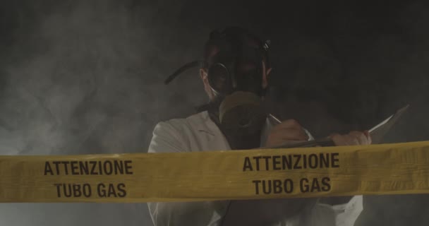 Ingeniero Médico Con Máscara Antigas Experimentado Crisis Fugas Gas Dirige — Vídeo de stock