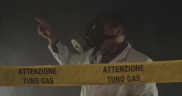 Antigaz Maskesi Takan Bir Tıp Mühendisi Kaos Sırasında Kaçış Rotasını — Stok video