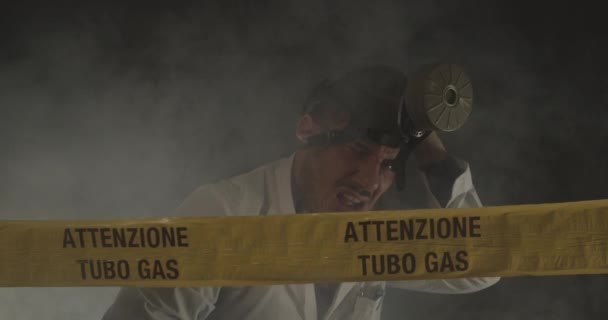 Inżynier Medycyny Odurzony Gazem Podczas Kryzysu Gazowego Żółtej Taśmie Jest — Wideo stockowe