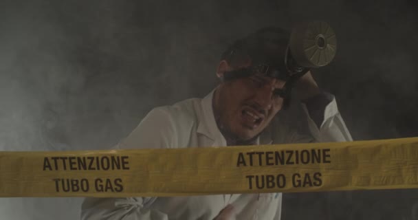 Een Medisch Ingenieur Onder Invloed Van Gas Tijdens Gaslekcrisis Gele — Stockvideo