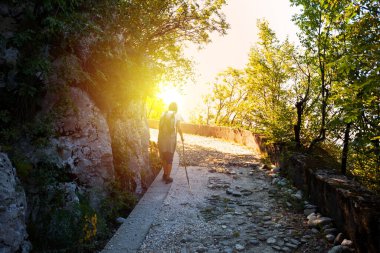 Cumieli Dağı 'nın yolundaki yürüyüşçü, Friuli Venezia Giulia