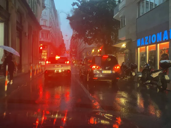 Trieste Italia Septiembre Coche Carretera Cuando Hace Tiempo Temporada Lluvias —  Fotos de Stock