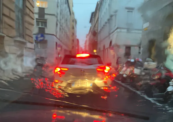 Pioggia Sulla Strada Con Illuminazione Colori Una Sera Traffico Vista — Foto Stock