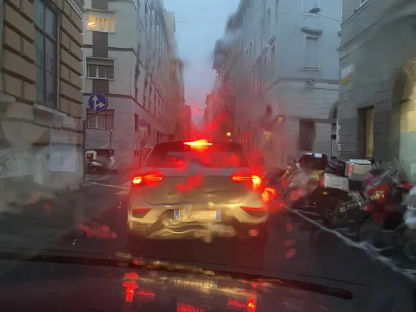 雨下在街道上 交通黄昏时灯火通明 雨下在街上 雨下在城市时从车上看风景 — 图库照片