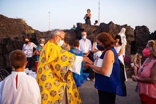 Linosa Italy July Priest Give Host Faithful Procession Stella Maris — Stock Photo, Image