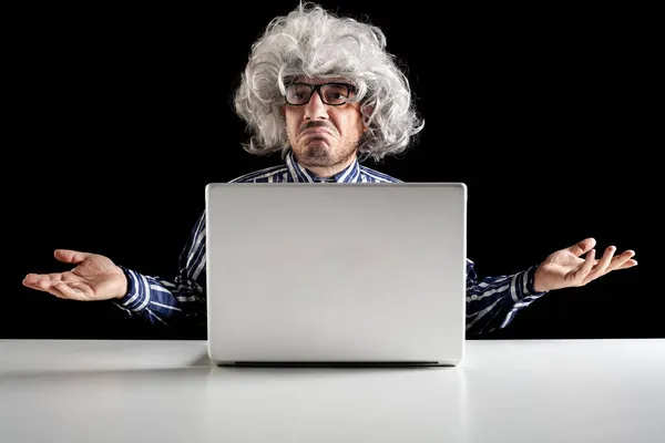 Bewildered Senior Typical Boomer Does Understand How Use Laptop Computer — Stock Photo, Image