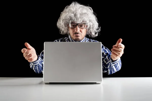 Озадаченный Старший Типичный Бумер Понимает Использовать Ноутбук Компьютер Черном Фоне — стоковое фото