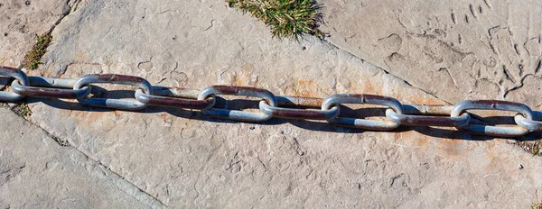 Thick Steel Dark Metal Chain Pavment — Stock Photo, Image