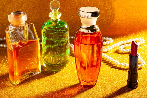 Lápiz Labial Rojo Con Botellas Perfume Naranja Collar Perlas Superficie —  Fotos de Stock