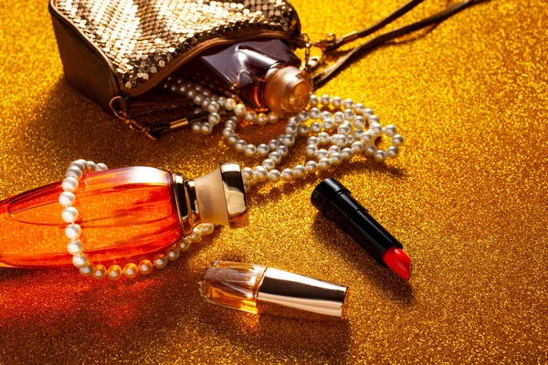 Lápiz Labial Rojo Con Botella Perfume Naranja Collar Perlas Superficie —  Fotos de Stock