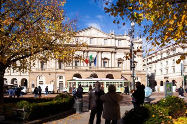 Milan, İtalya - Kasım 04: Tipik Milan tramvayı 4 Kasım 2021 'de Teatro alla Scala opera binasının yanında