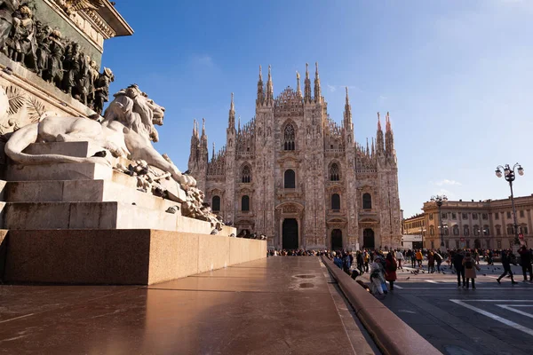 Milano Novembre Scultura Del Leone Duomo Milano Sullo Sfondo Novembre — Foto Stock