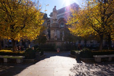 Milan, Piazza della Scala 'daki Leonardo da Vinci anıtının manzarası. İtal