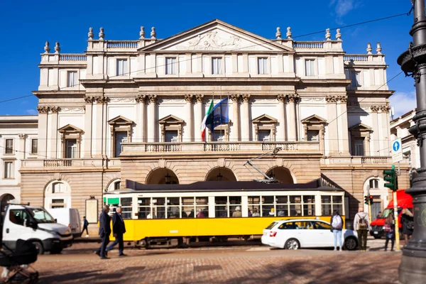 Typická Milánská Tramvaj Vedle Operního Domu Teatro Alla Scala Miláně — Stock fotografie