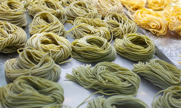 Close Van Zelfgemaakte Italiaanse Pasta Met Spinazie Genaamd Vermicelli — Stockfoto