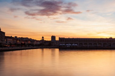 Gün batımında Trieste 'nin manzaralı siluetinin görüntüsü