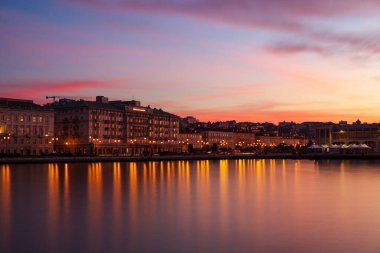 Trieste binalarının manzarası Adriyatik Denizi, İtalya 'yı yansıtıyor
