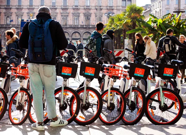 밀라노 이탈리아 2021 회사의 자전거줄 배낭을 남자의 — 스톡 사진