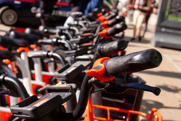 Fila Bicicletas Ciudad Estacionadas Alquiler Bicicletas Acera Milán —  Fotos de Stock